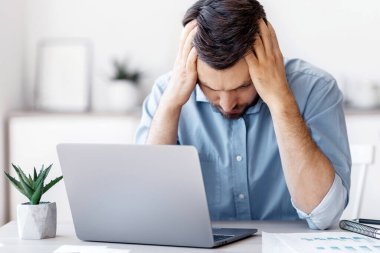 İş sorunları. Umutsuz Milenyum İşadamı Ofis 'te Başı Dokunaklı İflas ve Finansal Kriz, Baş Ağrısı veya İlham Şansı, Kopyalama Alanı