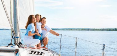 Anne ve Baba ve Kız Yat Güvertesinde Oturuyorlar Denizi aşarak Dışarıda Yaz Tatili 'nin tadını çıkarıyorlar. Panorama, Boş Alan