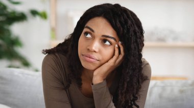 Evdeki kanepede oturan iki üzgün Afrikalı kadın kavga ettiler.