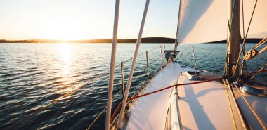 Beyaz Yat ya da Katamaran yelkenlisi yaz günü denize açılacak. Tatilde Yatçılık. Boş Alan, Seçici Odaklanma