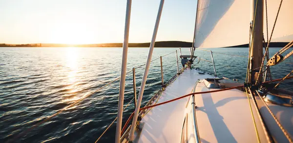 Beyaz Yat ya da Katamaran yelkenlisi yaz günü denize açılacak. Tatilde Yatçılık. Boş Alan, Seçici Odaklanma