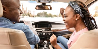 Güzel bir arabada oturan, arabalarıyla tatile çıkan neşeli Afro-Amerikan çifti. Duygusal siyah milenyum erkeği ve kadını. Gezinin tadını çıkarıyor, sohbet ediyor, gülüyor.