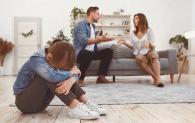 Aile çatışması. Ebeveynler evde otururken, kızları ağlarken... -... Seçici Odaklanma.