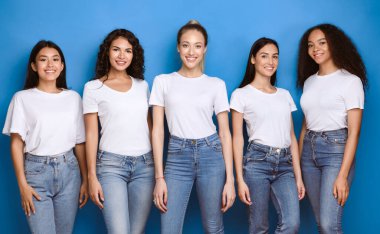 Mavi Arkaplanda Gülümseyen Beş Model Kız. Çeşitli Kadın Güzelliği Konsepti. Stüdyo Çekimi