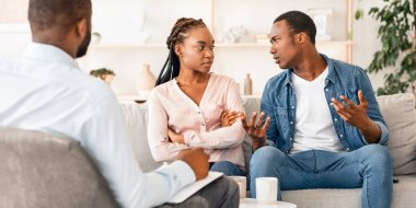 Genç Siyahi Eşlerin İlişki Sorunları, Danışmanlık Ofisinde Terapi Seansında Oturma, Afrikalı Amerikalı Mand Kadın Acı çeken Evlilik Krizi ve Yanlış anlama, Boş Alan