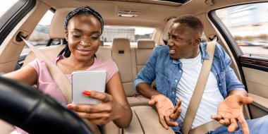 Yola dikkat et. Duygusal siyahi bir adam karısına bağırıyor. Araba kullanırken akıllı telefonu kontrol ediyor, kapatıyor. Kızgın afro-amerikalı adam bayan sürücünün yanında oturuyor akıllı telefon kullanıyor, yola bakma.