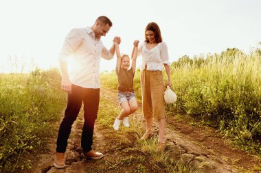 Yetiştirme. Sevimli ebeveynler yola atlayan çocuklarıyla vakit geçiriyorlar.