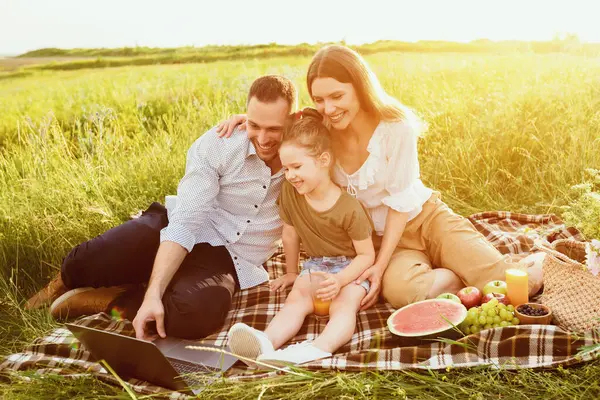 Halk ve Teknoloji Konsepti. Bilgisayar kullanarak internette sörf yapan mutlu aile portresi.