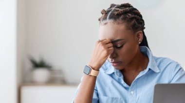 Son gün stresi. Ofiste İşyerinde Burun Köprüsü 'ne Masaj Yapan Çok Çalışan Siyah Kadın Girişimci, Dizüstü bilgisayar kullandıktan sonra Tükenmiş