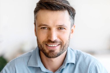 Başarılı bir girişimciydi. Yakışıklı genç iş adamının yakın plan portresi kameraya gülümseyen, kapalı mekanda poz veren, boş alan