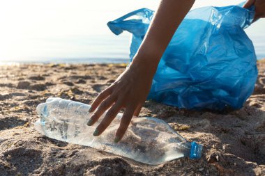 Gönüllü Plastik Şişe Temizleme Açık Sahil Temizleme. Okyanus Kavramını Temizle. Boşluğu Kopyala