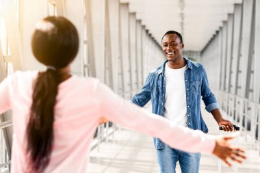 Tanımlanamayan siyah kadın, varışından sonra erkek arkadaşıyla havaalanında buluşuyor, heyecanlı Afrikalı Amerikalı kadın kucaklaşmak için ellerini açıyor, uzun zamandır beklenen tanışmanın tadını çıkarıyor, neşeli bir erkeğe odaklanıyor.