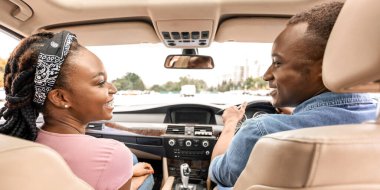 Gülümseyen siyah aşıklar, rahat kıyafetler içinde birbirine bakan kadın ve erkek, heyecanlı Afro-Amerikan çift, rahat bir lüks otomobille araba yolculuğu yapıyorlar, arka koltuktan vuruluyorlar.