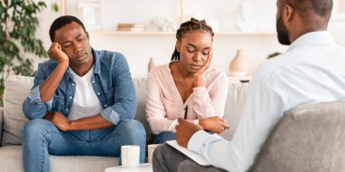 Evlilik Krizi. Terapistle oturumda oturan, ilişki sorunları yaşayan, genç eşlerine ofisinde buluşmalarında danışmanlık yapan siyahi çift.