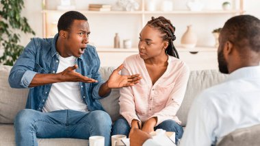 Endişeli siyahi adam aile danışmanlığı ofisinde karısıyla olan ilişkisinden şikayetçi. Duygusal olarak hikaye paylaşımı, bilgi dinleyen terapist.