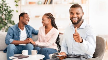 Başarılı bir terapi. Profesyonel psikolog, Mutlu Siyahi Çiftler Koltukta Bağlanırken, Seçici Odak Noktası