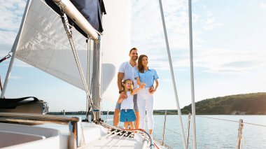 Lüks Tatil. Aile Yat 'ta ya da Catamaran' da keyif çatıyor güvertede durup sarılıyor. Panorama, Boşluk