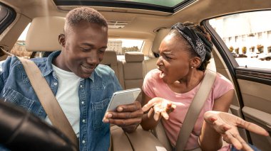 Öfkeli siyah kız araba kullanırken erkek arkadaşına bağırıyor, panorama.