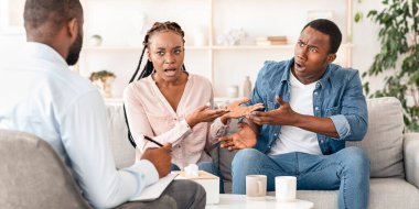 Siyahi eşler, evlilik terapisi seansında birbirini suçlar, danışmanlık koltuğunda oturur, duygusal olarak psikoterapistle olan sorunlarını tartışır,