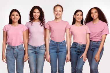 Beş farklı kadından oluşan bir grup bir arada duruyor ve beyaz arka planda kameraya gülümsüyor. Kadın Güzelliği, Arkadaşlığı ve Birlik Kavramının Çeşitliliği