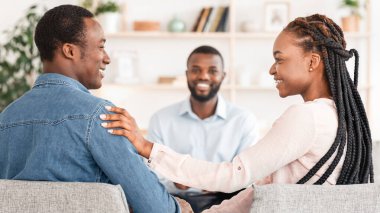 Başarılı Terapi ve Seçici Odaklanma 'dan sonra Evlilik Danışmanları Ofisinde Mutlu Siyah Eşler Bağlanıyor