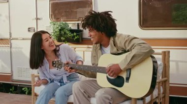 İki farklı aşık birlikte dışarıda vakit geçirmeyi, gitar çalmayı ve karavanın yanında gülmeyi seviyorlar. Sıcak bir yaz tatili. Bağlanmak ve doğada hatıralar yaratmak için mükemmel..