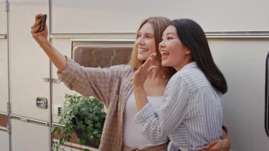 Çeşitli kız arkadaşlar hafta sonu kamp gezisi için yaz boyunca dışarıda toplanırlar. Gülüşlerini ve dostluklarını paylaşıyorlar telefonlarıyla neşeli anları yakalıyorlar..