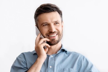 İş İletişimi. Başarılı bir iş adamı iş yerinde müşterisiyle konuşuyor, hoş sohbetler yapıyor, ofisinde oturuyor, gülümsüyor ve başka yöne bakıyor, boş alan arıyor.