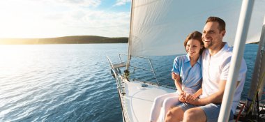 Yat güvertesinde oturmuş, yaz tatili boyunca denizde yelken açan deniz manzaralarına bakan gülümseyen bir çift. Yelkenlide Romantik Tarih Konsepti. Turistik Tekne Turu Konsepti. Boşluğu Kopyala