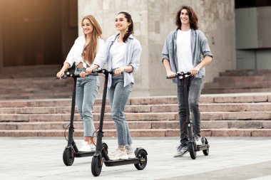 Özgürlük kavramı. Şehirde motorlu scooterlarla gezmekten hoşlanan üç heyecanlı öğrenciden oluşan bir grup.