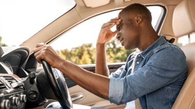 Stresli Afro-Amerikalı sürücü trafikte trafiğe takıldı, kafasına dokundu, toplantıya ya da uçağa geç kaldı, milenyum siyahi adamı lüks otomobille havaalanına gitti, uzay kopyaladı.