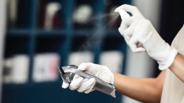 Güzellik endüstrisinin önleyici önlemleri. İşten sonra kuaförün elektrikli budama makinesini kapat.