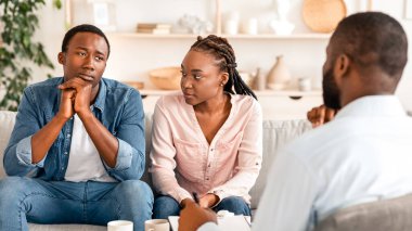 Aile danışmanlığı. Genç Siyah Eşler Evlilik Terapisti Ofisi 'nde toplanıyor, Afrikalı Amerikalı Çiftler İlişki Krizi geçiriyor, Psikologlarla olan sorunlarını tartışıyorlar,