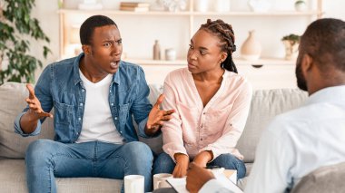 Genç Siyahi Eşlerin İlişki Sorunları, Danışmanlık Ofisinde Terapi Seansında Oturma, Afrikalı Amerikalı Mand Kadın Acı çeken Evlilik Krizi ve Yanlış anlama, Boş Alan