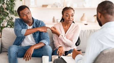 İlişki sorunları için birbirlerini suçlayan genç siyah çift Danışmanlık Ofisi, Boş Alan