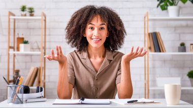 Kadın vlog kaydedici vlog. Mutlu Afro-Amerikan öğretmeni, öğrencilere uzaktan ve el kol hareketleriyle ders veriyor.