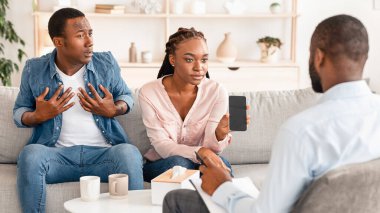 Sadakatsizlikten Sonra Uzlaşma. Aldatan Kocalar 'ın Aile Terapisi seansında Psikologa telefon etmesi, Danışmanlık Ofisinde otururken onu suçlaması, Suçu Reddetmesi,