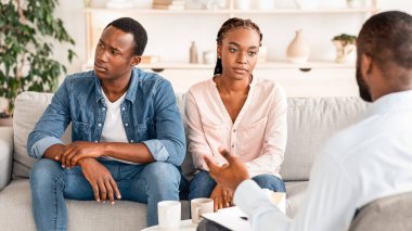 Çift Terapisi. Depresyondaki Afrikalı Eşler Danışmanlık Ofisinde Koltukta Oturuyorlar, İlişki Sorunları Yaşıyorlar, Boş Alan