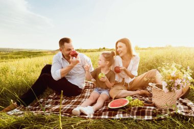 Eğleniyorum. Heyecanlı aile sahada piknik yapıyor, elma yiyor, birbirine bakıyor, uzayı kopyalıyor.