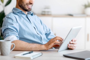 Ofiste Dijital Tablet kullanan Yakışıklı Genç İşadamı, Yeni Uygulama ya da Sosyal Medya, Boş Alan