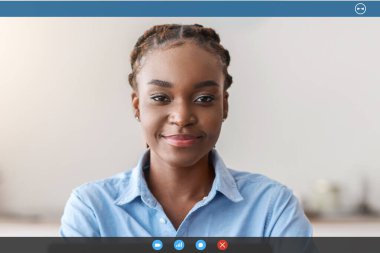 Kadın Girişimcilik 'ten. Ofisteki genç siyahi iş kadınının portresi, Milenyum Afrikalı Amerikalı iş kadını işyerinde oturuyor ve kameraya bakıyor.