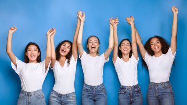 Kadın Birliği 'nden. Çok Kültürlü Mutlu Kadınlar Mavi Stüdyo Arkaplanının Üzerinde Eller Kaldırılmış Poz Veriyor. Panorama