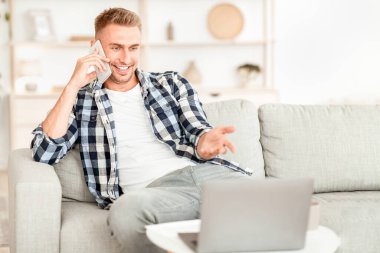 Güzel konuşmaydı. Tişörtlü gülümseyen adam cep telefonuyla konuşuyor, dizüstü bilgisayara bakıyor, kanepede oturuyor, boşluğu kopyalıyor.