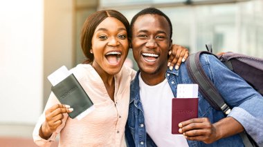 Tatil, sonunda. Neşeli Afrikalı Çiftin Pasaportları ve Biletleri Yolculuğa Hazır, Havalimanı Binası 'nın yanında, Kapalı