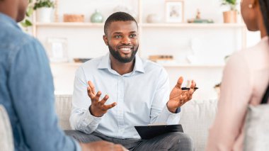 Aile psikoterapisi. Dost canlısı Siyahi Terapist Ofisinde Afrikalı Amerikalı Çifte Danışmanlık Yapan Seçici Danışman