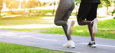 Aktif Yaşam Tarzı. Tanımlanamayan siyah çift Sabah Parkı 'nda birlikte koşuyor, Arka Manzara, Boş Alan Arası Kesilmiş Görüntü