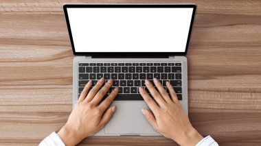 Proje yapıyor. Laptop klavyesinde beyaz ekran ile yazı yazan bir kızın yakın görüntüsünün üzerinde, maketle
