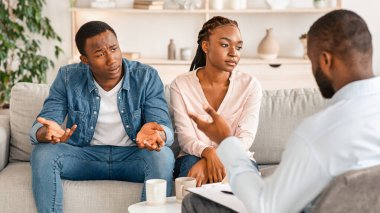 Evlilik Krizi. Siyahi bir çift danışmanlık koltuğunda oturuyor, birbirlerini görmezden geliyorlar, ilişki sorunları yaşıyorlar, boş alan arıyorlar.