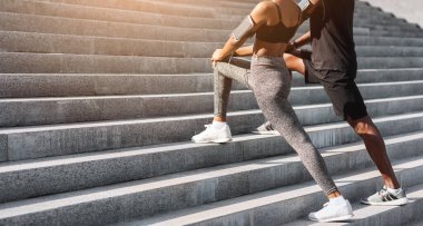 Aktif Antrenman. Kentsel Adımlar üzerine Siyah Spor Çifti Eğitimi, Sağlıklı Yaşam Tarzının Keyfi, Boş Alanlı Kesilmiş Görüntü