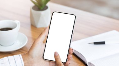 Cep telefonu kullanan bir kızın omzunun üstünden bak, beyaz ekranlı bir alete dokun, taklit et, boşluğu kopyala